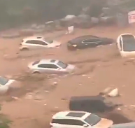 洪水で次々と車が流される8月1日の北京の動画