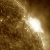 2月12日の1日に発生した9回の太陽フレアを1枚に合成した画像