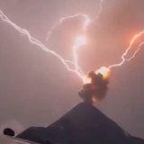 グアテマラのフエゴ火山で「噴火と落雷」の壮絶なコンビネーションが発生