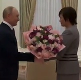 安倍前首相の奥様の昭恵夫人がプーチン大統領とモスクワで会談。大きな花束で歓待される