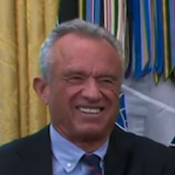 満面の笑みでファイザーCEOと語り合うトランプ氏とRFKジュニア氏の写真への投稿文