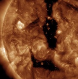 太陽表面でコロナホールが拡大中