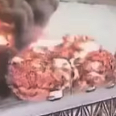 パナマ運河の橋で燃料タンカーが大爆発